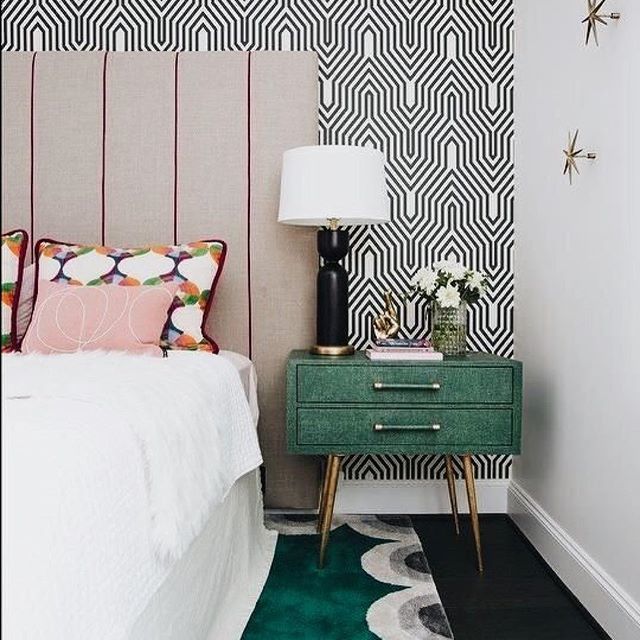 Happy Saturday!! Hope you’re able to catch some extra 😴 this weekend! I would love to lie-on here in this stunning bedroom with my munchkins downstairs out of ear shot 😉I have always adored the magnificent Minaret wallpaper by @osborneandlittle and h… bit.ly/2GJxNaO