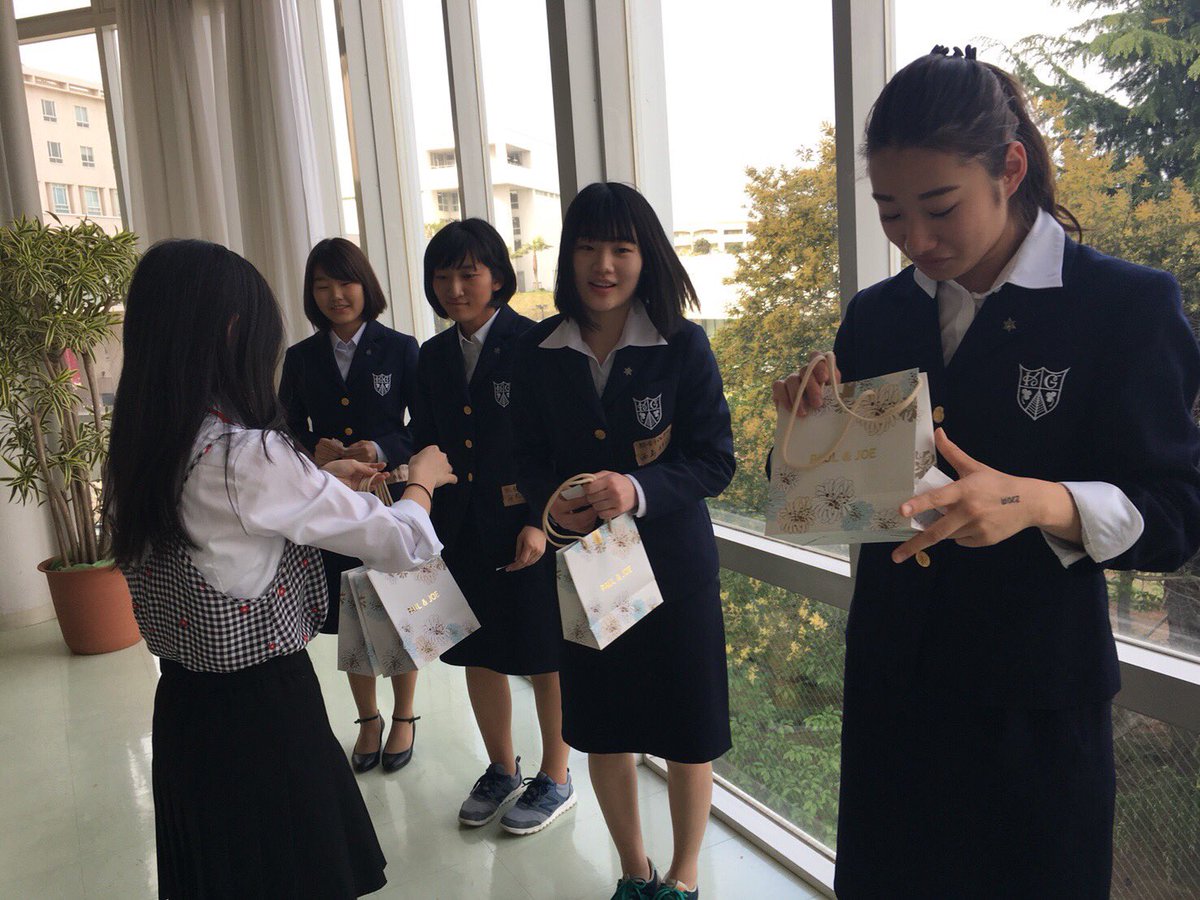 甲南女子大学　白衣 甲南女子大学と産学連携でデザインしたガードルを新発売。ECでの