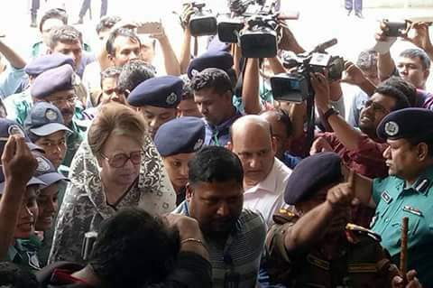 Swalehinkc's tweet photo. Chairperson of #Bangladesh Nationalist Party (BNP) Begum Khaleda Zia been brought to PG Hospital Dhaka for a medical check up. He has been detained for a political motivated case by present #Awami regime government in #Bangladesh 

#FreeKhaledaZia 
#RestoreDemocracyInBangladesh https://t.co/MrZjeghhgc