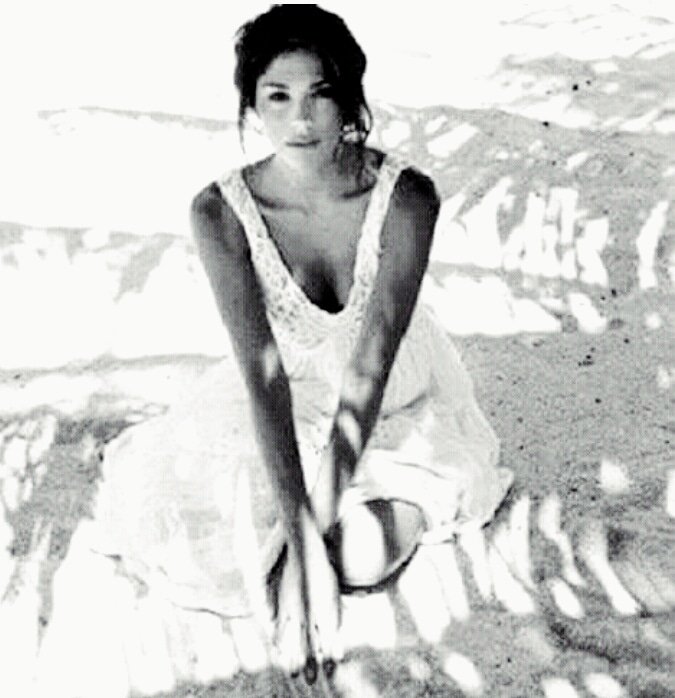 "non sono una donna   addomesticabile."

Alda Merini

"Ma quando mi innamoro posso  anche concedermi il lusso di diventarlo.
Se ne vale la pena.
Molto la pena."