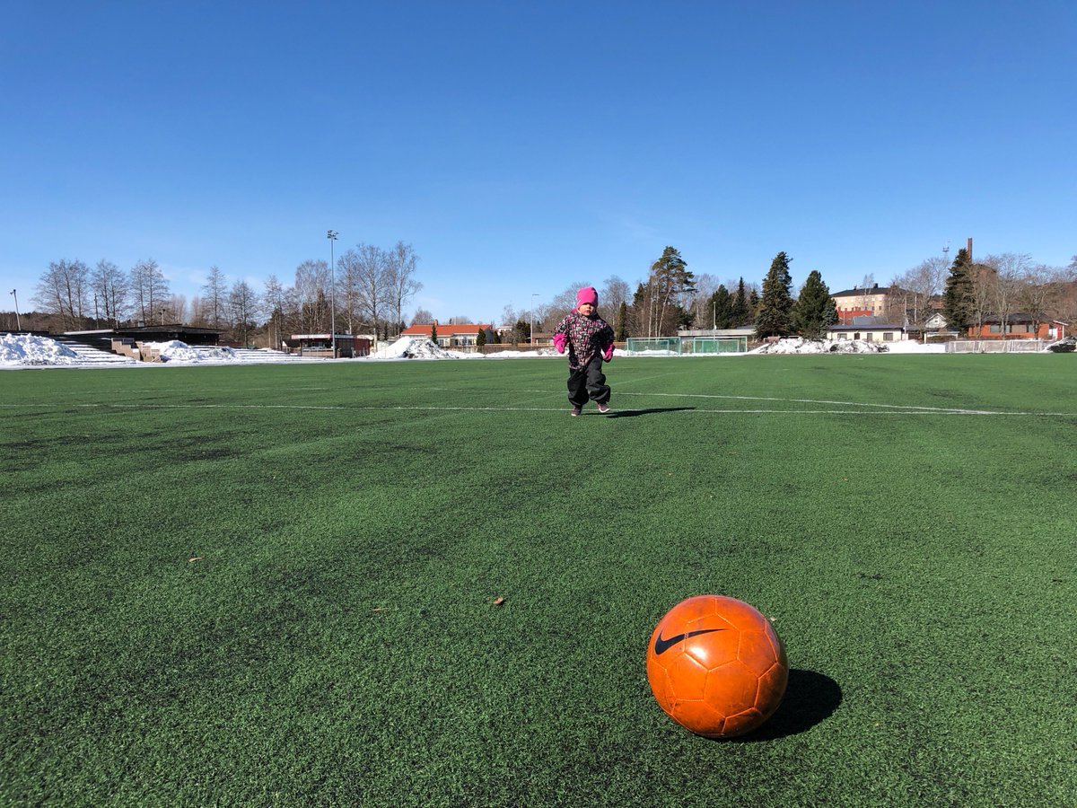 panusorjonen's tweet photo. Kiitos Sarkolan kentän aurauksesta @Kouvolakaupunki! Saadaanko vielä maalit pois ketjujen takaa ja portti auki? Täällä olisi lauma innokkaita futareita odottamassa(!) https://t.co/nVDOhTyi45