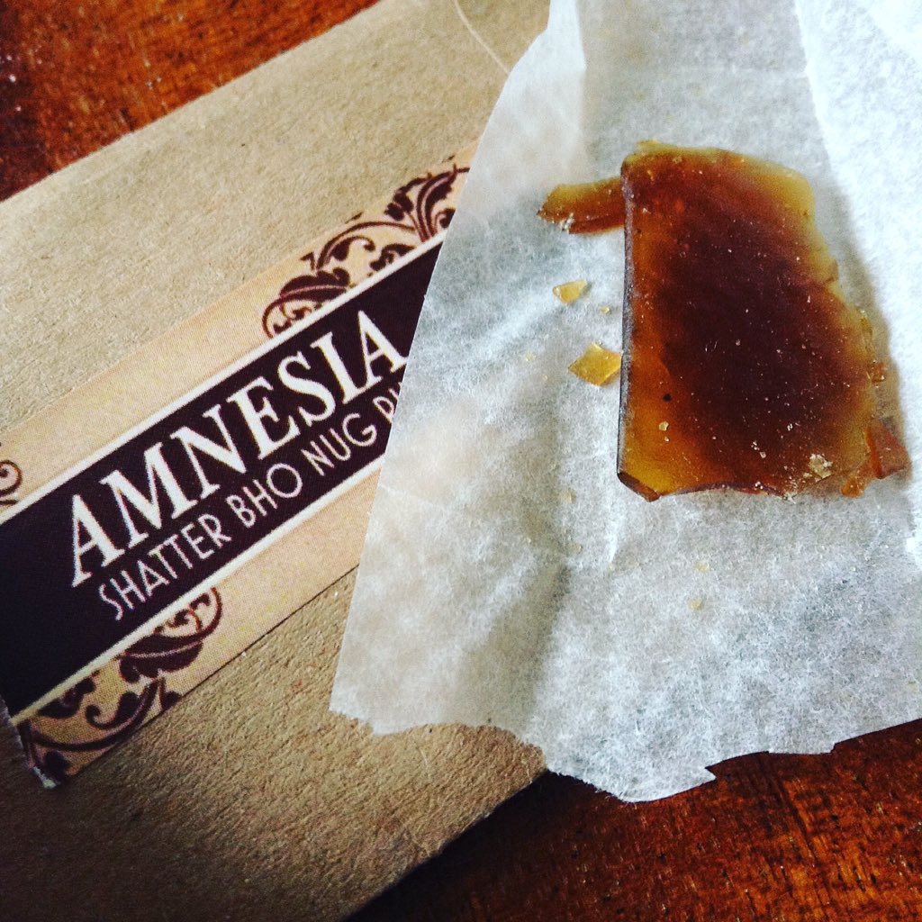 Freakys420's tweet photo. Saturday !!! 😜 Let's dab some Amnesia Shatter !!! 🔥 Thanks @gmjweed ! 😉            Contact us for more information about club in Barcelona. 🇬🇧🇺🇸🇫🇷🇪🇸 #weed #Hash #Shatter #Amnesia #Bcn #Barcelona #Deuwi #massroots #duby #joint #spliff #socialhigh #concentrate https://t.co/auwLr9btQc