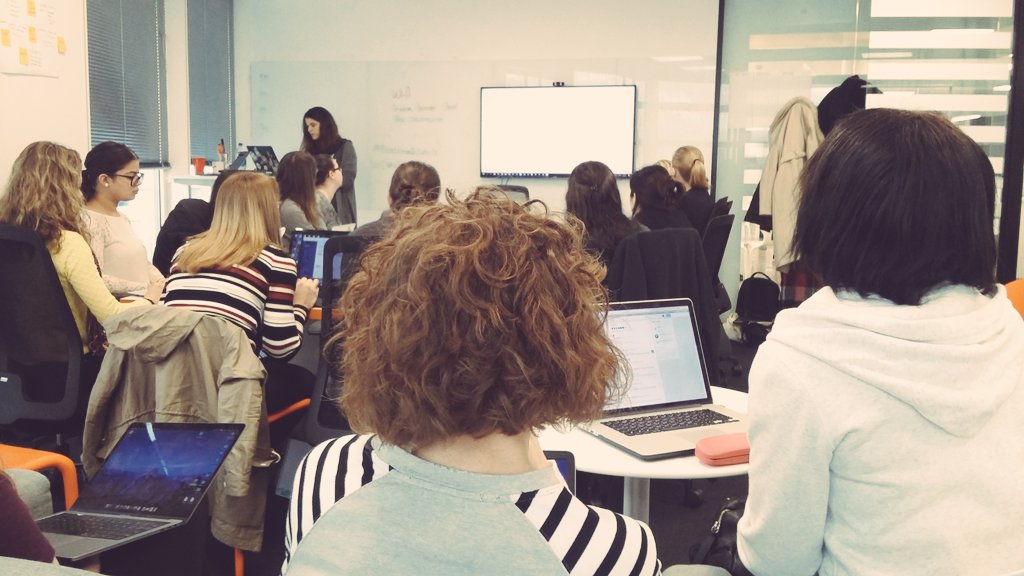 Desinvisibles's tweet photo. @illonage starting the day with a quick demo about twitter data in Tableau #BeaWomanInDataViz #DataPlusWoman https://t.co/z1wE1JCg6q
