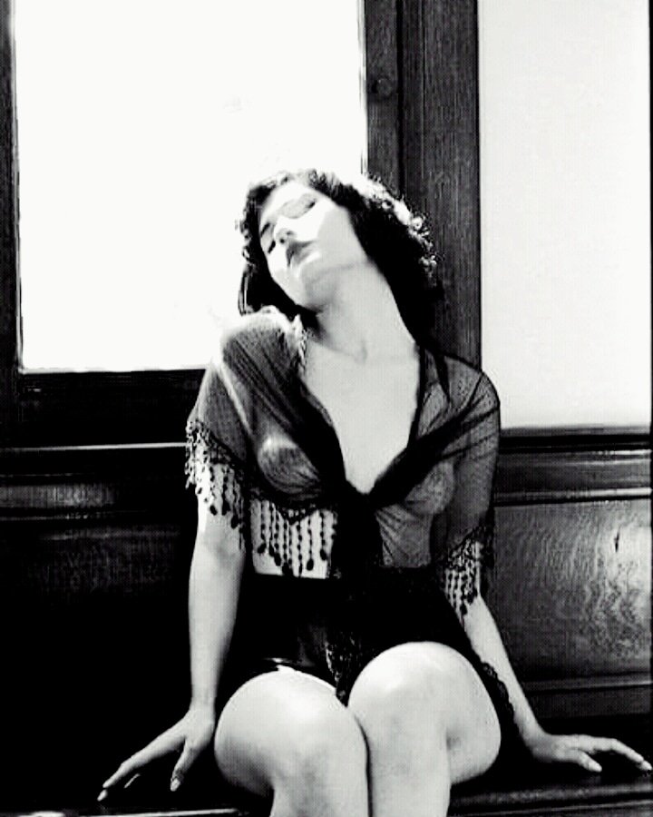 La giovinezza è felice perché ha la capacità di vedere la bellezza.Chiunque sia in grado di mantenere la capacità di vedere la bellezza non diventerà mai vecchio.
(Franz Kafka)
"Mi emoziono per un messaggio,piango per un film,ho i brividi guardando 1 tramonto.
#Sonounapischella