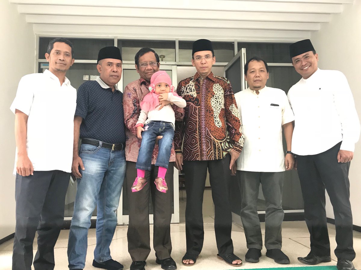 mohmahfudmd's tweet photo. Senang sekali, sore ini sy bersilaturrahim, menyegarkan pikiran dan hati, dgn Tuan Guru Bajang KH Zainul Majdi alias TGB. Beliau adl salah satu pimpinan yg mendalam keislamannya dan kokoh nasionalismenya. Sy sempat menggendong puteri kecil TGB yg tampak Indonesiawi &amp; Islami https://t.co/jiXqTYAE0m