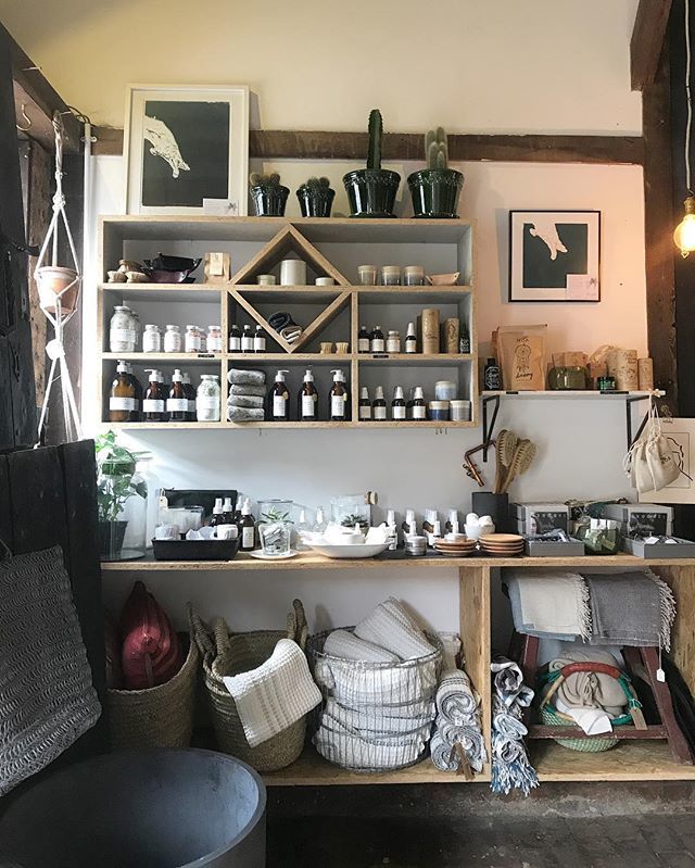 Good morning and happy Saturday! @macramysmacrame is all set up in the workshop for her natural dye workshop (it look incredible) and the store is fully stocked with @yellow.gorse @dorandtan @alsohomeuk @fellowstead @hobosoycandles and so so much more! T… ift.tt/2qg9zOi