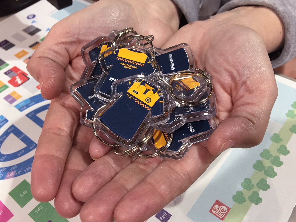 la_boqueria's tweet photo. La @AVPCPORTSELVA s'ha adherit a la campanya x recaptar fons x Centre del Càncer Pediàtric de @SJDbarcelona_ca amb aquest simpàtic #clauer El podeu comprar al nostre #PuntInformació a 5€ https://t.co/645HSljYv5 Animeu-vos #pelsvalents https://t.co/WFYM5f0bAc