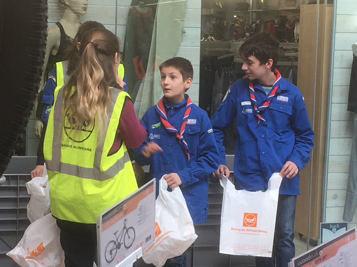 Sgdftarbes1's tweet photo. La solidarité en action avec les SGDF de Tarbes pour la banque alimentaire @sgdf @JLuzenko @catholique65 https://t.co/MW70W7k3Sy