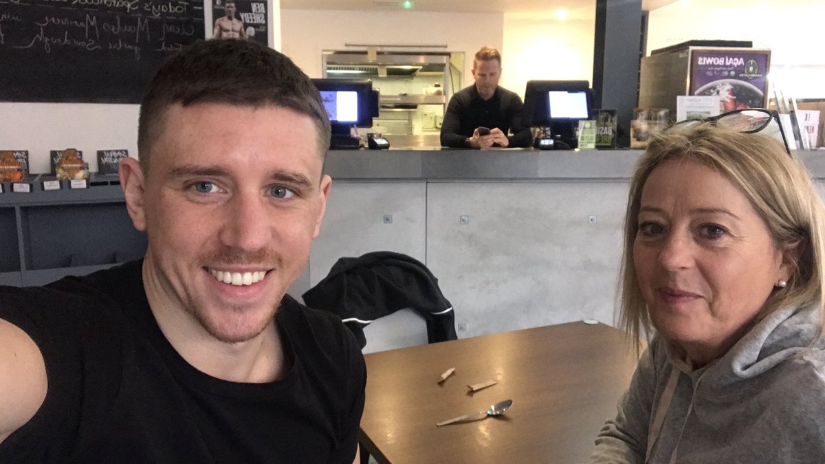 bensheedy_3's tweet photo. @EATkaizen n for breakfast with mother @gbkcxb02 ! @roblee7 on the job looking busy 😂 best way to start the day! #teamsheedy #teamkaizen #breakfast #fitfood #fightfood #eatkaizen #april27th #manchesterarena #eatlean https://t.co/BOL0bIY556
