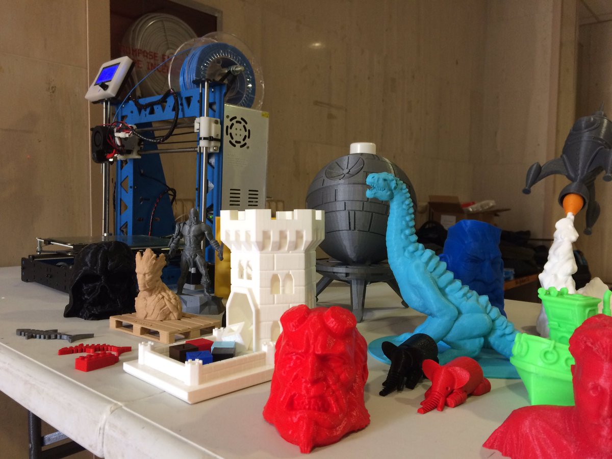 smartopenlab's tweet photo. Mesas de exposición en #ArduinoDay #Cáceres en @EPCC_Unex #ArduinoDay2018  @Okoladifusion @educarobot @onisus3d @XtreneMakerLab https://t.co/rnDRwm06IU