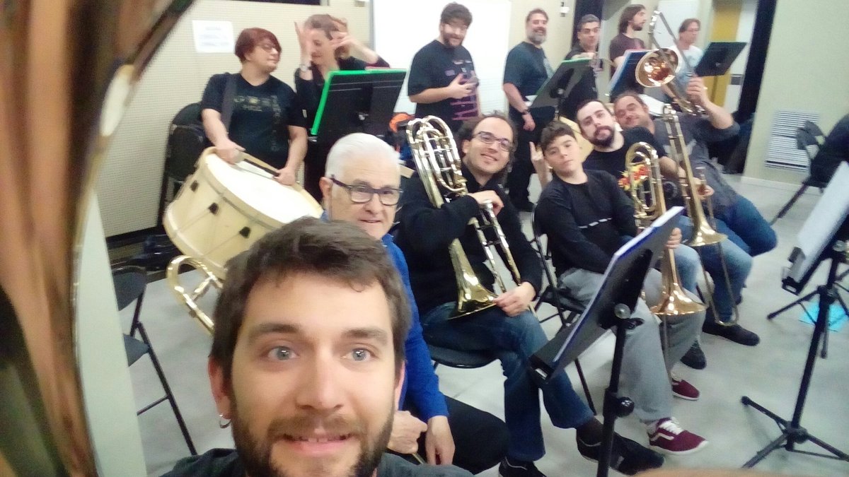 AJEnric's tweet photo. Avui tambรฉ a l'@EMMCACentreArts amb la Banda Provenรงana preparant el #TocdInici de les #FestesdePrimavera de #LHospitalet.
#brassrules https://t.co/31NmccmMm0