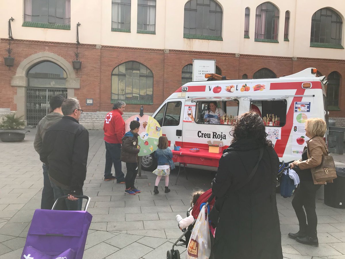 CreuRojaSBD's tweet photo. 🍊🍏🍉 Guaiteu quins pinxos de fruita més bonics ens han quedat. Som a la plaça del Mercat Central difonent l'alimentació saludable en el marc del #forumsalut de Sabadell | #creuroja https://t.co/E4Jo005Wmo