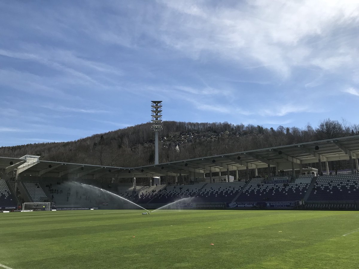 Sky_MarcelM's tweet photo. Erzgebirgs-Panorama 😎⚽️☀️ und Frühlingsgefühle bei 18 Grad! Um 13 Uhr steigt die Party! @FCErzgebirgeAue vs. @fcstpauli live auf @SkySportDE #skybuli #2liga #FCESTP https://t.co/PDncVrAfcC