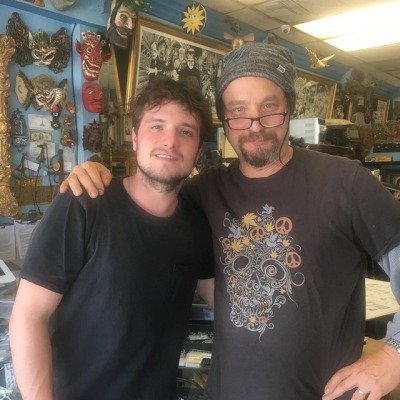 Josh Hutcherson en T-Man tattoo, Los Ángeles. [05/04/2018]