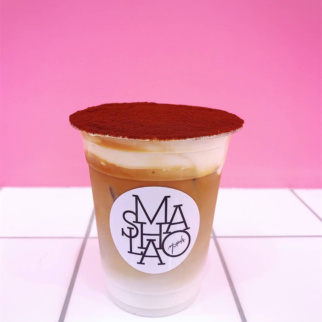 pegopa_korea's tweet photo. 京都🇯🇵河原町にできた
韓国っぽいカフェ☕️

💗mashola💗

おにいちゃんの知り合いが
オープンさせた可愛すぎるカフェ🙈🌸

韓国っぽい雰囲気に日本らしさがマッチして
インスタ映え間違いなし📱

週末は混むのを予想して
並ぶ体制で行くのがベストですよ！🚶‍♀️

#ペゴパ #韓国っぽ #韓国カフェ https://t.co/Ga3fDRdo1s