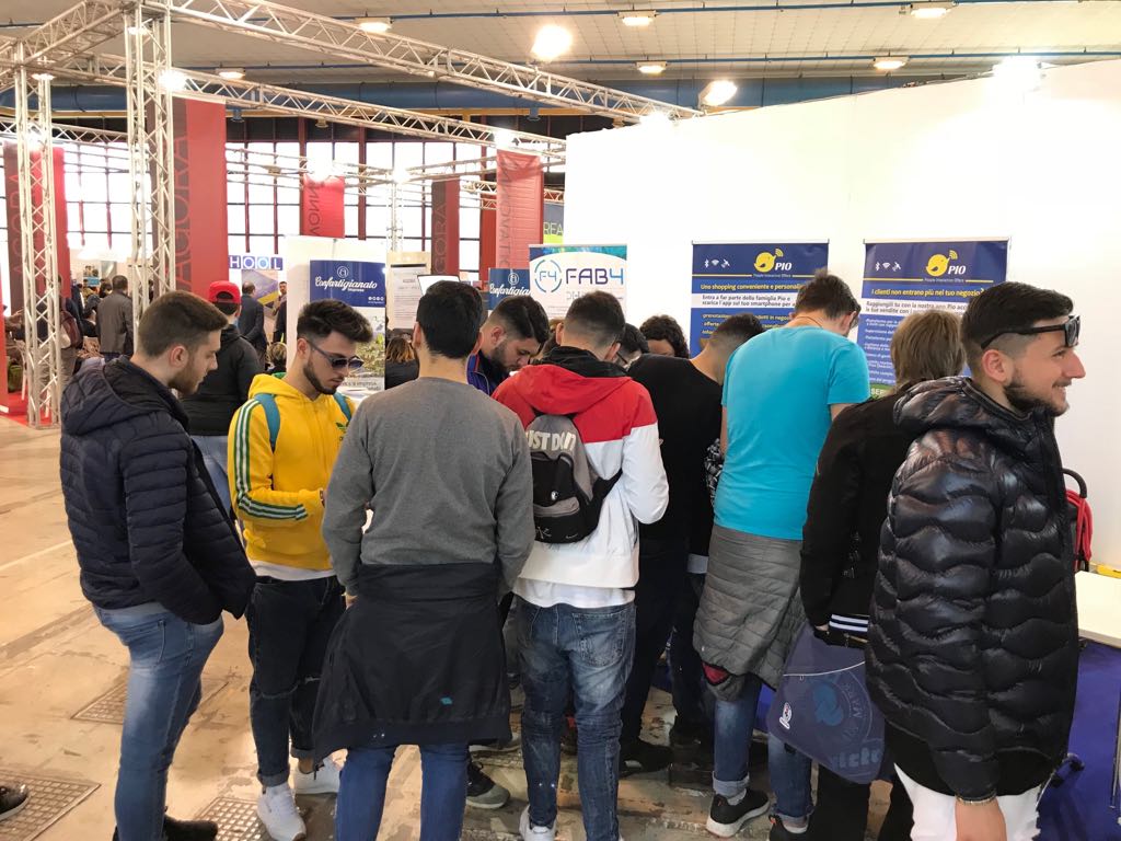 PioAlert's tweet photo. Sabato #7aprile : la fiera #IV2018 si conclude in bellezza con una fila di persone al nostro stand! Cosa fanno? Scaricano l'app, la provano e partecipano al #contest ! Se sei in giro ai padiglioni ti aspettiamo qui alla Mostra d'Oltremare di Napoli! https://t.co/TfzCuwb6PB