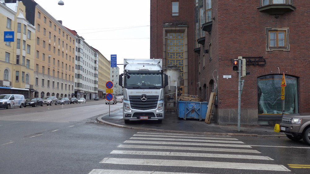 cyclite's tweet photo. Hämeentien jalkakäytävän laiton työmaakäyttö jatkuu. Kaikukadun jalkakäytävä vuokrattu, Hämeentien ei. #AutotAjoradalle #tieliikennelaki #helpalaute @HelsinkiKymp https://t.co/xm4mAQi4TA
