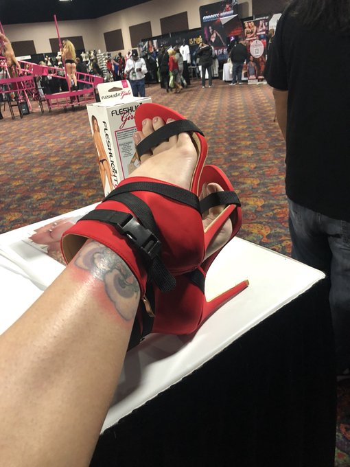 1 pic. #teaganpresley @EXXXOTICA #friday #shoegame https://t.co/FRyY5MftxA