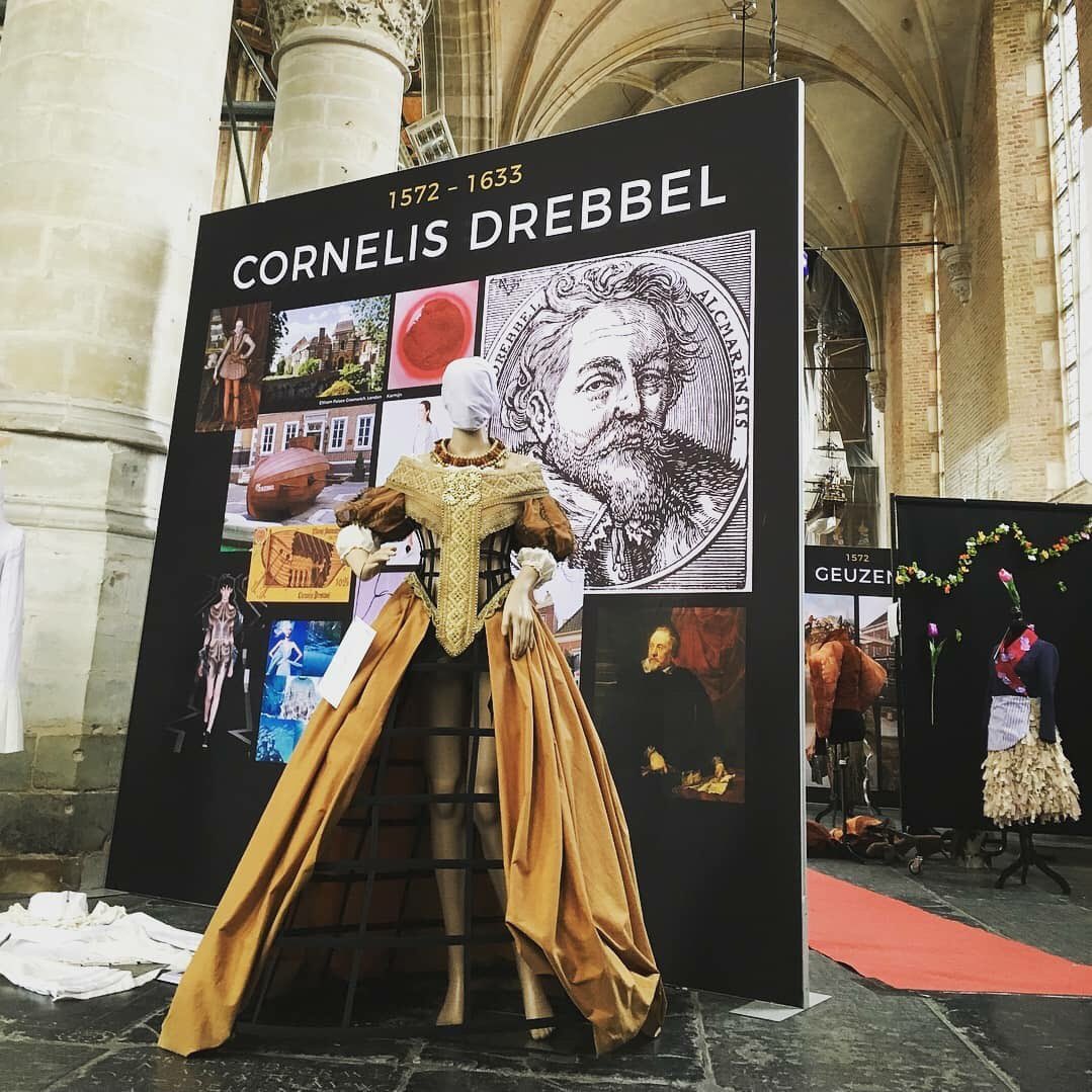 WAAH_NL's tweet photo. Bezoek vandaag expositie ‘History meets Wearable Tech’ in @GroteKerkAlkmr Gratis toegankelijk van 11.00-17.00 u #museum #fashion #WearableArt https://t.co/P2ume9WD2o