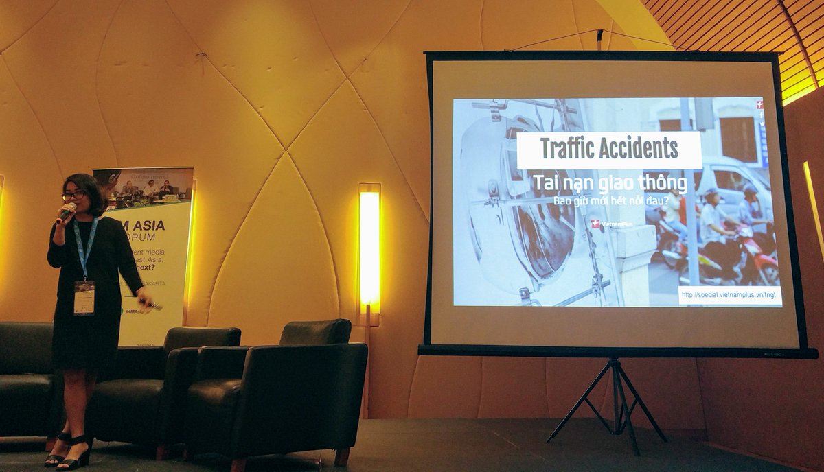 loa_fm's tweet photo. Data trainer @penhleakchan sharing good work of 11 projects to #4MAsia. Data covers police brutality in Malaysia, waste management problems in Philippines and many more! Loa's project explores impact of social media on state media during Formosa incident. https://t.co/urcs1583p2