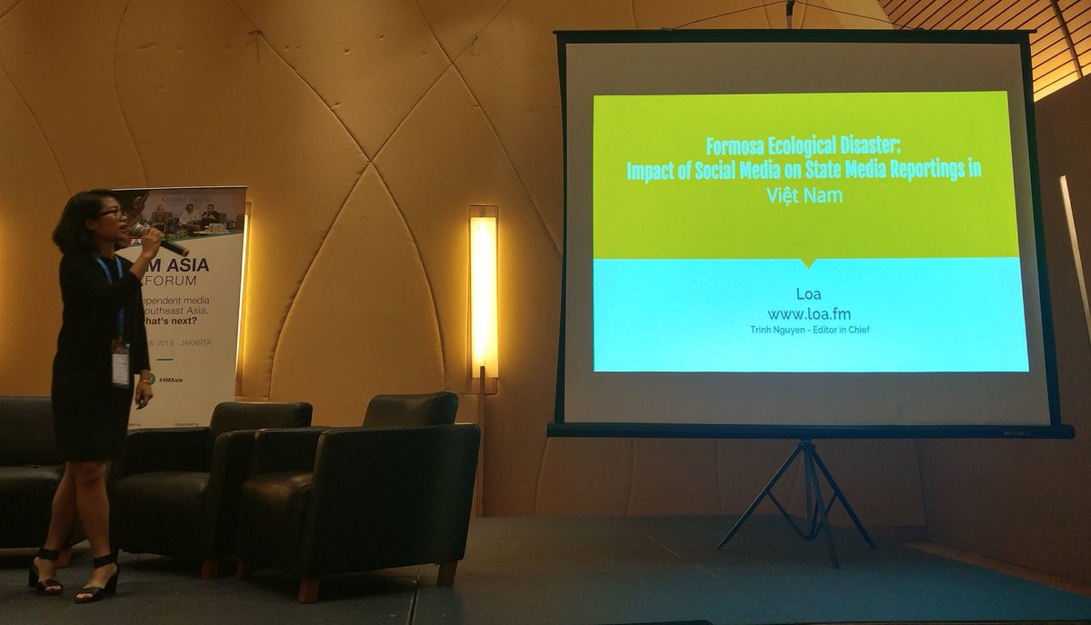 loa_fm's tweet photo. Data trainer @penhleakchan sharing good work of 11 projects to #4MAsia. Data covers police brutality in Malaysia, waste management problems in Philippines and many more! Loa's project explores impact of social media on state media during Formosa incident. https://t.co/urcs1583p2