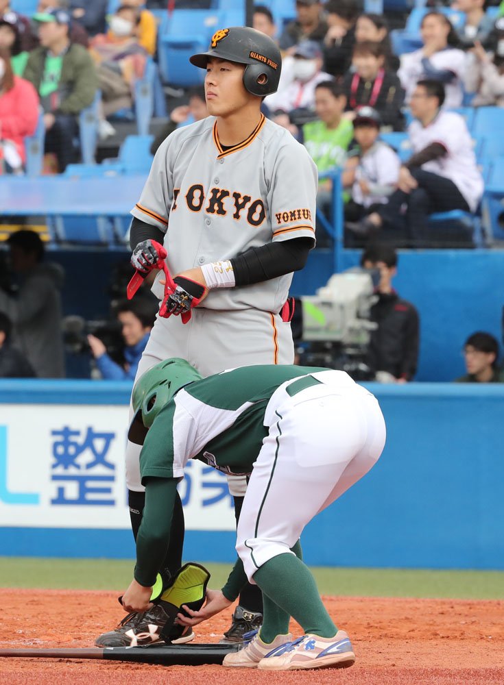 TokyoGiants's tweet photo. 【一軍】#東京ヤクルトスワローズ 戦
2回の攻撃、#ゲレーロ、#マギー 両選手の安打、#岡本和真 選手の四球で満塁の場���。#長野久義 選手のショート後方のフライで、ゲレーロ選手が生還し1点を返す！巨人 1－4 ヤクルト #ジャイアンツ #巨人 #giants #奮輝 https://t.co/yLJZBVLgyf