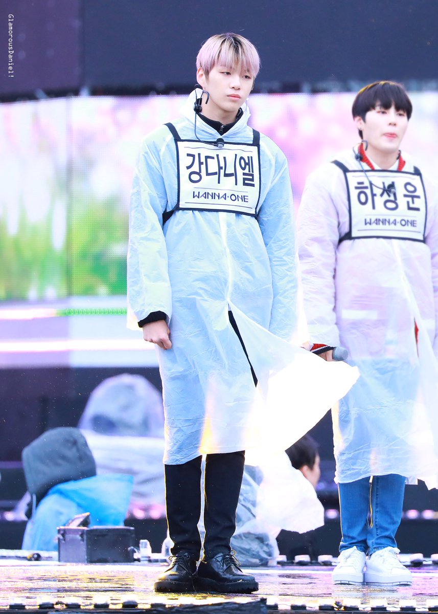 GlamorousDaniel's tweet photo. 180404 😇😇
#워너원 #wannaone #강다니엘 #KangDaniel https://t.co/NFLWnglNTn