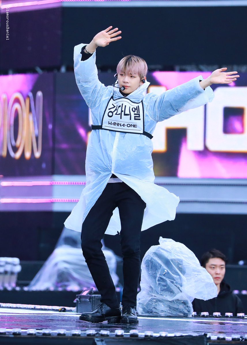 GlamorousDaniel's tweet photo. 180404 😇😇
#워너원 #wannaone #강다니엘 #KangDaniel https://t.co/NFLWnglNTn
