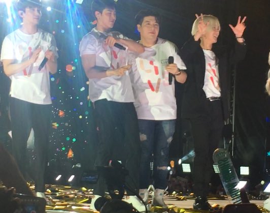 onlywithYesung's tweet photo. 180406 #SMTOWNinDubai (cr: purpleeman) https://t.co/R7cqiOSlZG