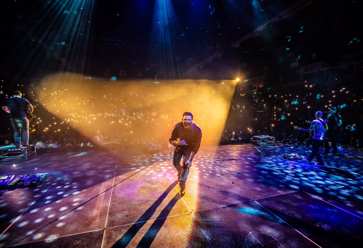 ChrisYoungMusic's tweet photo. I LOVE MY JOB #Texas https://t.co/tKT4eR1TmP
