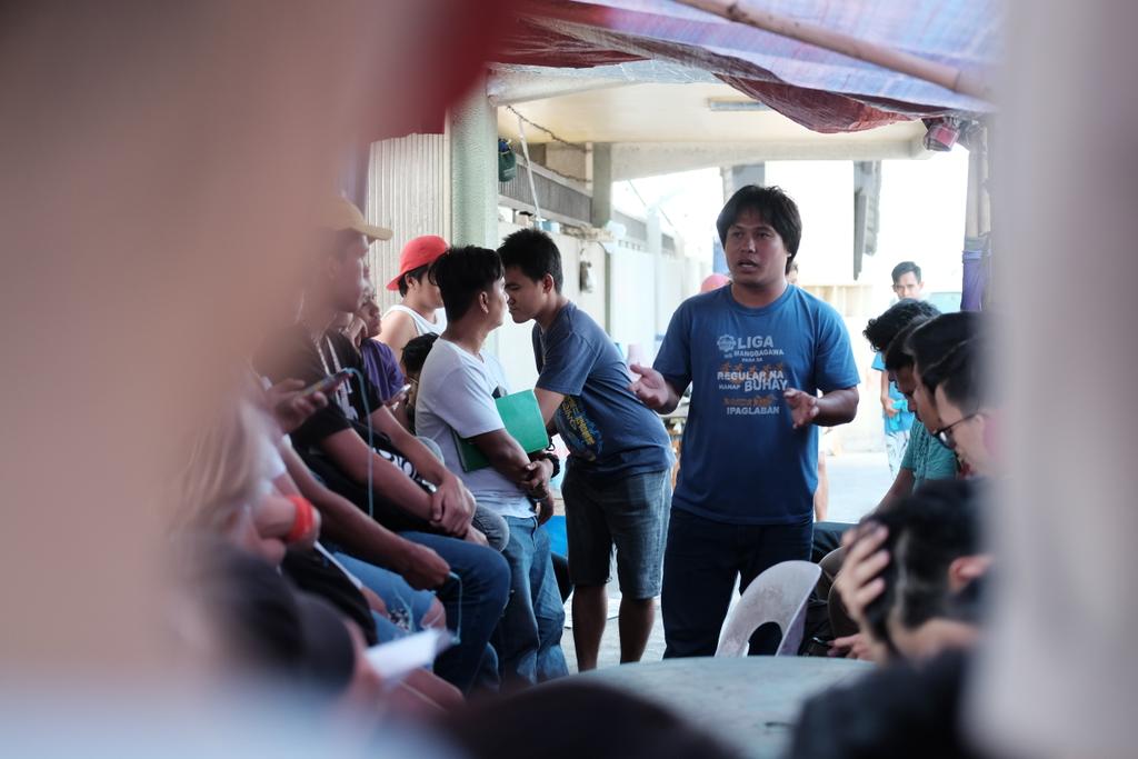 lfscssp's tweet photo. NOW: Naglulunsad ng diskusyon ang mga manggagawa at mag-aaral patungkol sa kasalukuyang kalagayan ng mga kontraktwal na manggagawa ng Coke

Manggagawang Kontraktwal, GAWING REGULAR!
Sahod, ITAAS! Presyo, IBABA! https://t.co/NoElRz9CZ7