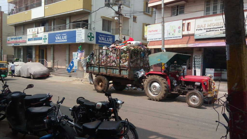 abhi24B's tweet photo. Don't you #BBMP #BBMPcomm1 #BBMpin #BBMP_Mayor have a good condition vehicle to collect the garbage in #Ramurthynagar. They collect the garbage in tracter and dump that in across the road. #SwachhBharat #SwachhBharatMission #VVani4U #bangaloretimes1 #BangaloreMirror https://t.co/WwIlU20m2V