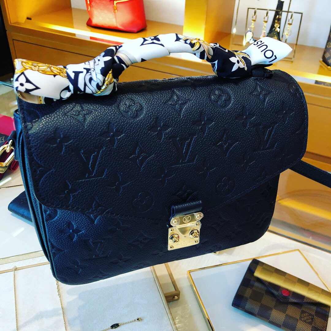 cleolacey's tweet photo. I can confirm that after playing with this bag for the 50th time I am still in love ๐ @LouisVuitton_UK #pochettemetis #nextonthehitlist https://t.co/PJXChbMn14