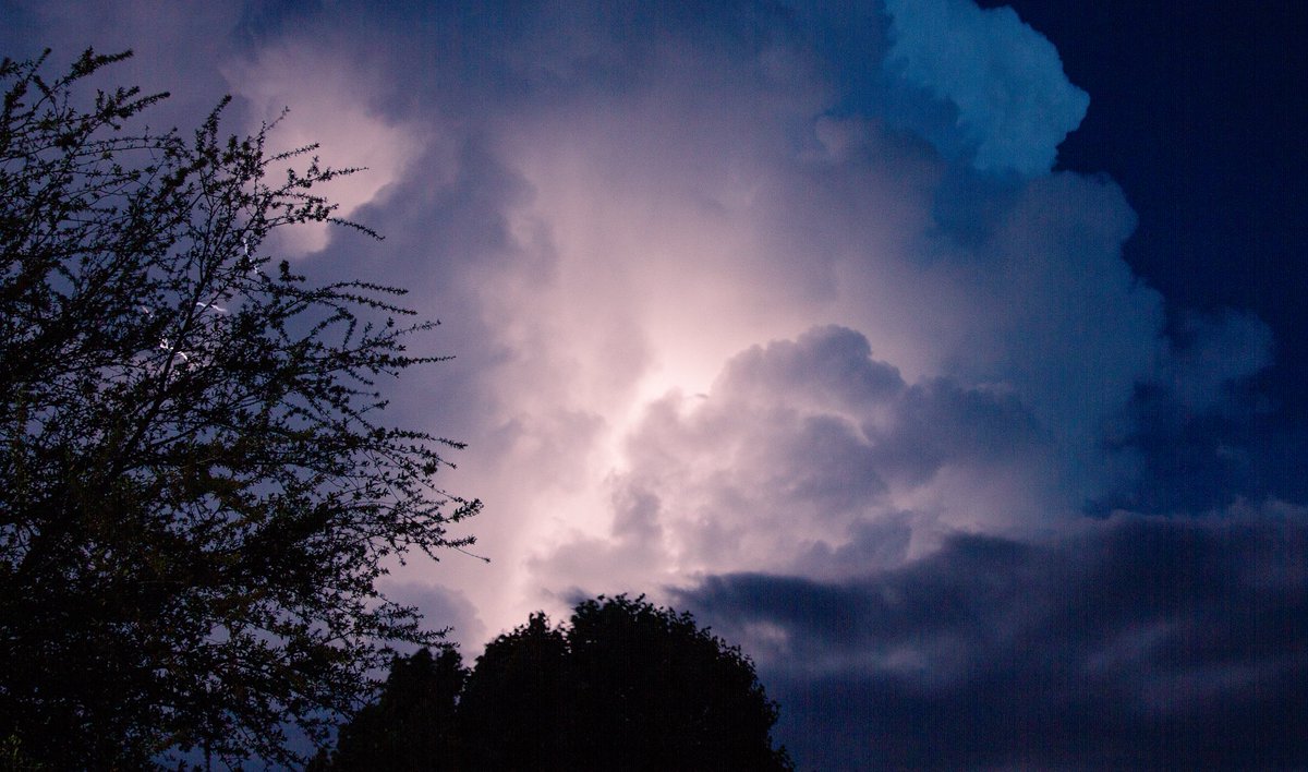 ramvideoprod's tweet photo. Lighting storm in Red Oak,Texas #lighting #lightingstorm #texasstorm #redoaktexas #Lightning https://t.co/ZOMSlyxCrE
