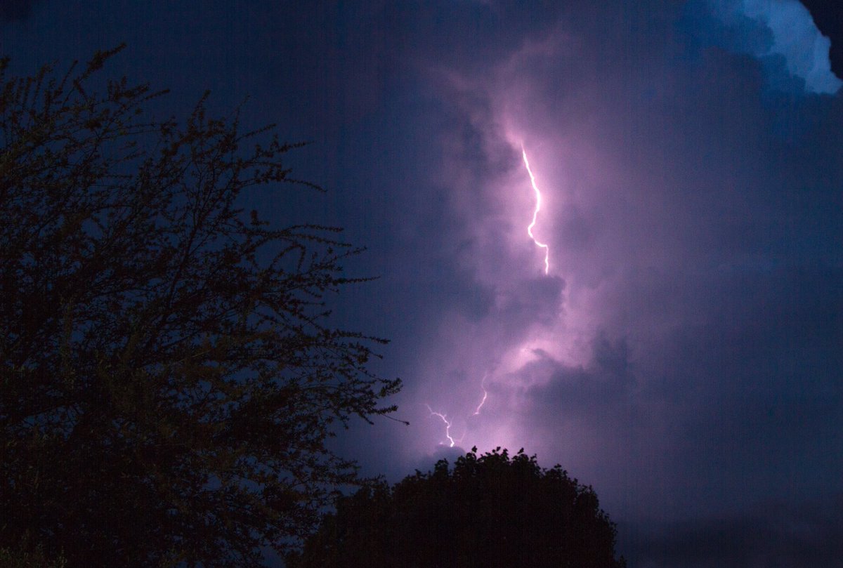 ramvideoprod's tweet photo. Lighting storm in Red Oak,Texas #lighting #lightingstorm #texasstorm #redoaktexas #Lightning https://t.co/ZOMSlyxCrE