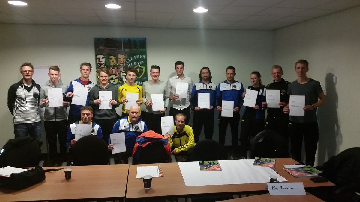 kuikjae's tweet photo. @Alcides1907 blijft investeren in kader in samenspraak met @KNVB #Jvtc 16 gediplomeere trainers ontvingen hun diploma van de voorzitter van de florerende jeugdafdeling @Kajrietberg. (nog) beter voetballen bij @Alcides1907 https://t.co/SRXoQ7N9DT