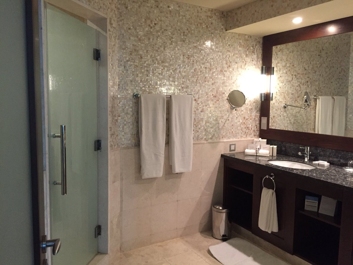 Brackens1's tweet photo. Even the two bathrooms were swamped with Elmis toiletries. #OceanViewHotel #Dubai https://t.co/MLmxPHlkx2