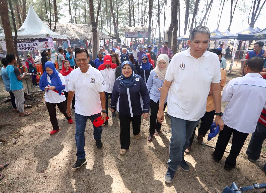 myDOA_HQ's tweet photo. Sekitar Majlis Perasmian Karnival Usahawanita #RoadtoMAHAKemaman
@shaberyc
@tajuddinabdulrahman
@ismailbakar60
@Jharizan
@MY1DOA
@moaMalaysia
#ourfoodourfuture
#PertanianHEBAT
#kemaman
#kubis2ringgit https://t.co/4WLRsZAShr