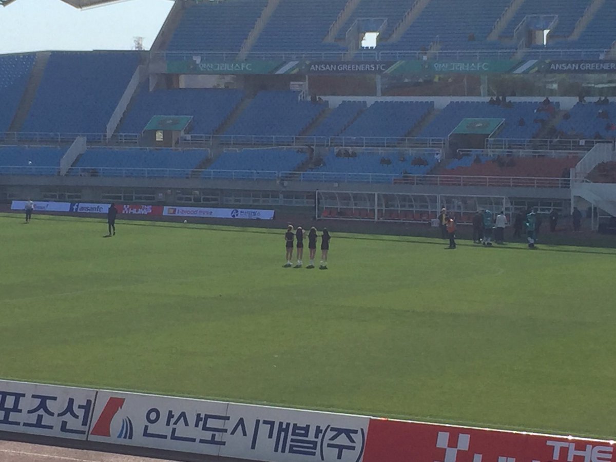 ansanfsc's tweet image. Half time ‘entertainment’ at the Wa #kpop #switchberry