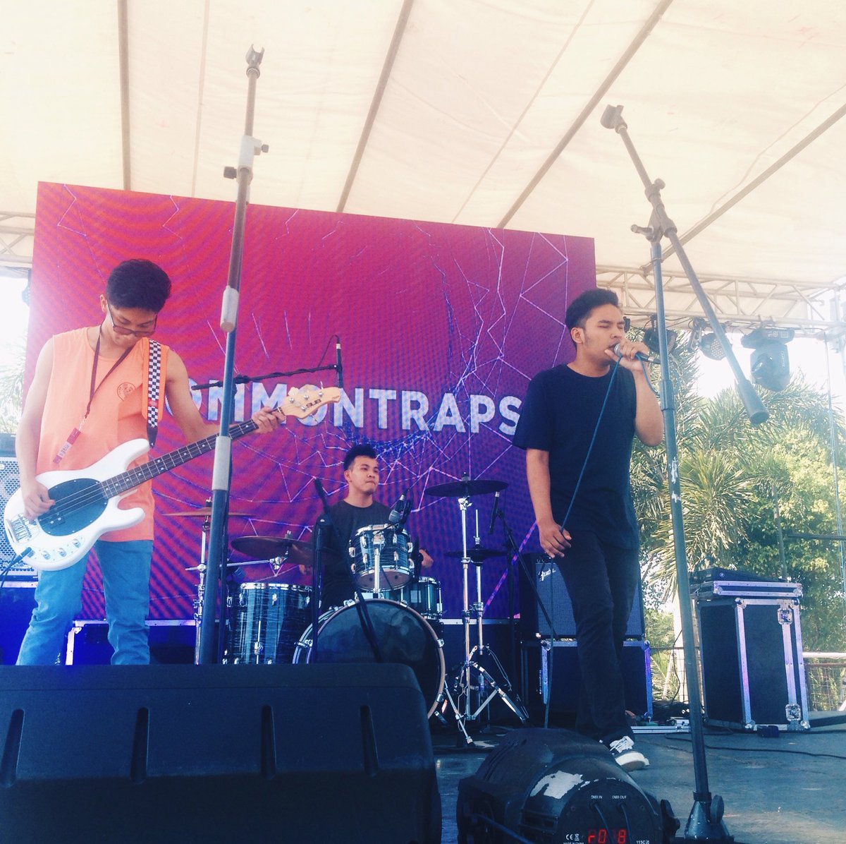 PRLMNOfficial's tweet photo. Starting off #ADayWithParaluman with a solid set by Common Traps and a calligraphy workshop by Ruth Lopez! ๐ Come thru at Everest Sky Pitch! https://t.co/0Lt17A6sXL