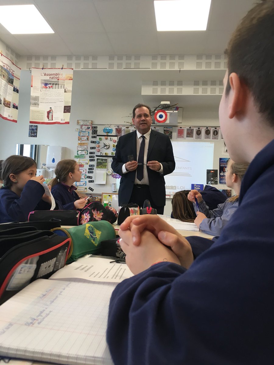 AurelieBoutevin's tweet photo. M le Sénateur Max Brisson se prête au jeu de l interview dans la classe des cm1 cm2 et nous fait un retour sur notre proposition de loi en faveur de la biodiversité envoyée au parlement des enfants : passionnant !!! https://t.co/7gK23bkarh