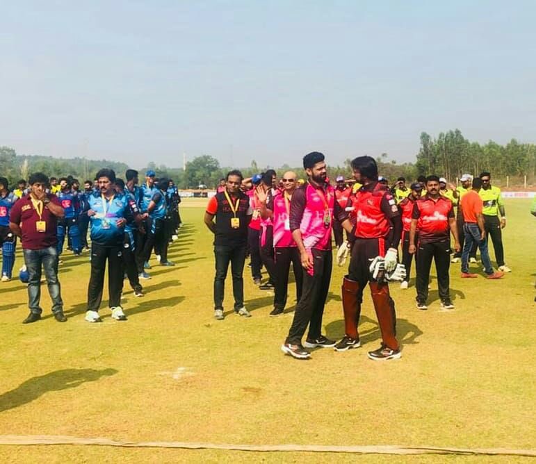 madhudaithota's tweet photo. Karnataka Chalanachitra Cup takes off today. @rakshitshetty &amp; #KicchaSudeep exchange pleasantries. 

#KCC https://t.co/RUKodpVraM