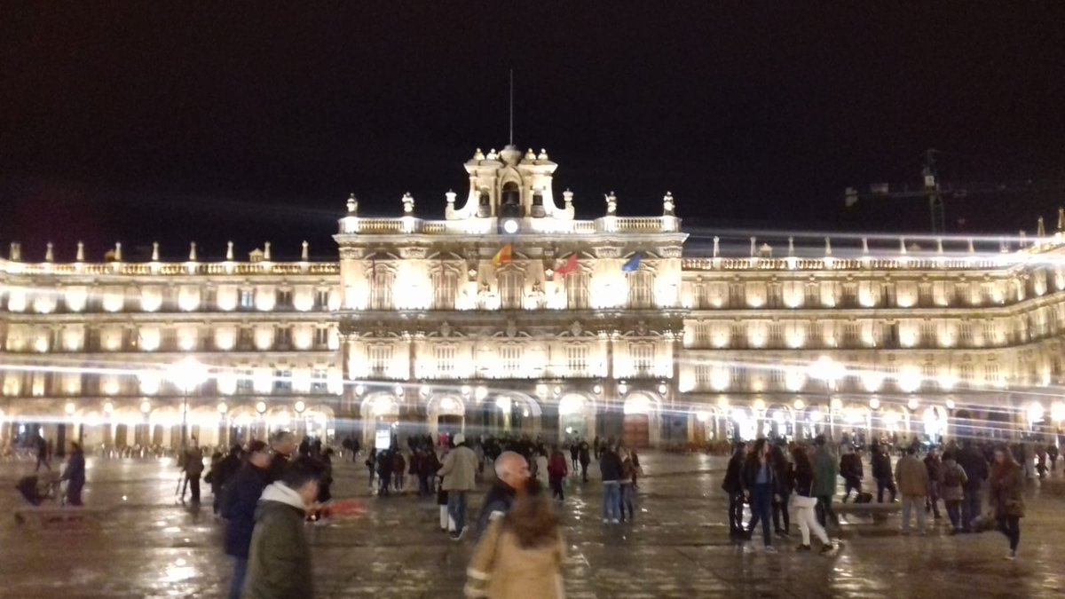 EnricAlbero's tweet photo. Después de más de dos años @Maria_Socarra y yo volvemos a nuestro primer destino a impugnar aquello de "Quod natura non dat Salmantica non præstat". Solo diré que ayer recibimos saludos y abrazos de camareros y baristas: seguimos en casa. #Doctrinos #CasaVallejo https://t.co/jhTsqeak7j