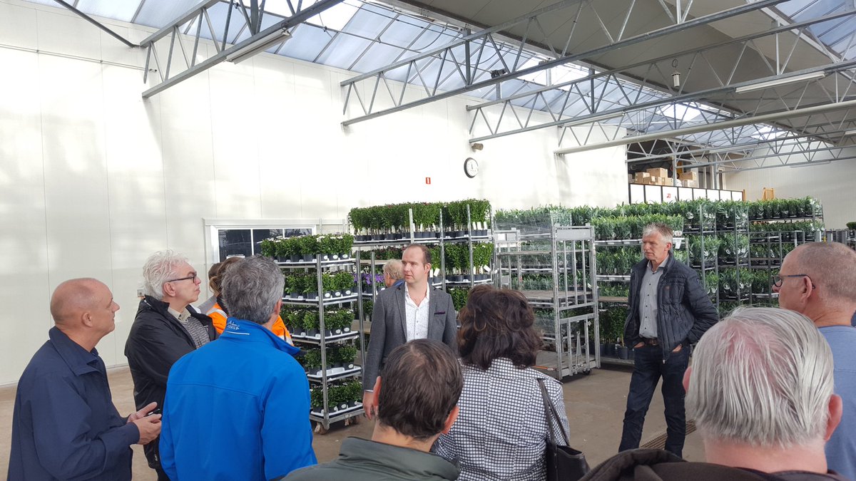 TJWestland's tweet photo. En door naar het volgende bedrijf @deBarreveld waar we even gaan tuinen! #KomindeKas https://t.co/8eBwRHkj1Q