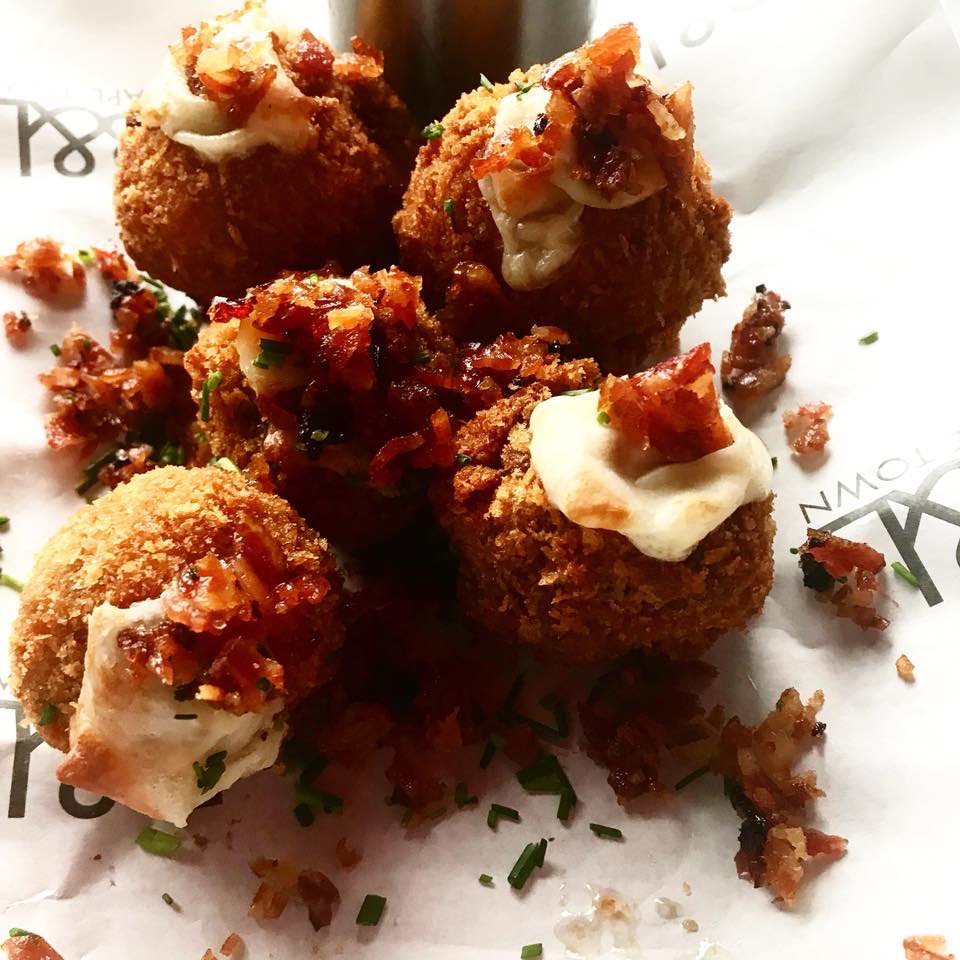 ulmenstein's tweet photo. Burger&Lobster spreads happiness with its generous Happy Hour beverages and Bar Bites! @burgerlobsterSA #under39rand https://t.co/ey2bK3dDFi https://t.co/3pwtv8SRUQ