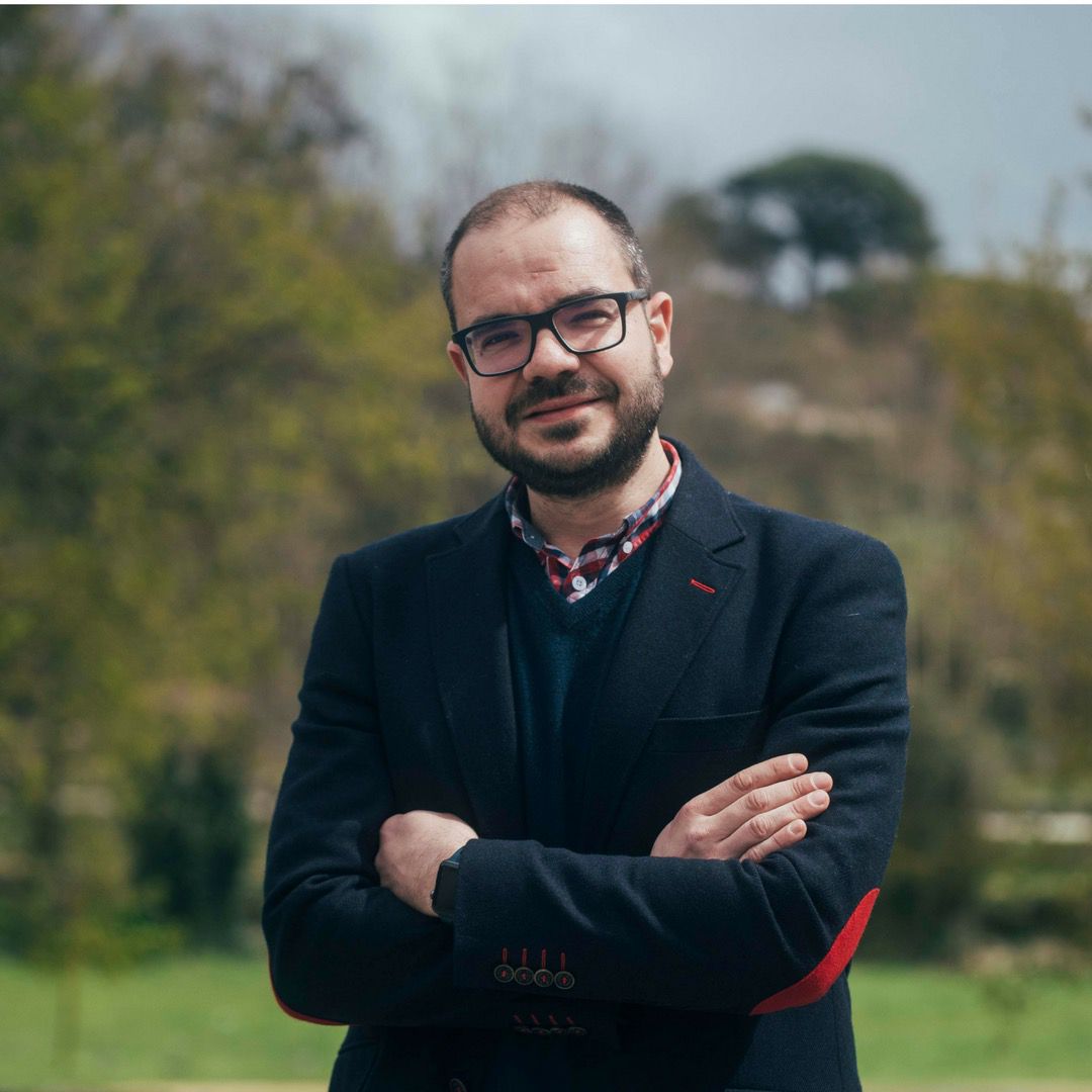 ideasquesuman's tweet photo. 🎓 Presentámosche aos membros do equipo de #Ideasquesuman: Juan Manuel Corbacho opta á Vicerreitoría do Campus de Pontevedra
Máis información sobre o candidato en  https://t.co/I9Xjrdo9Nw https://t.co/e4sBlkPlmz