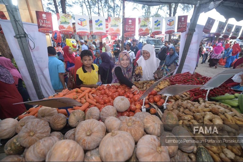 TheGoat30965's tweet photo. Sambutan orang ramai yang cukup memberangsangkan di Jimat Belanja Dapur @ Karvinal Usahawanita 2018 dan Road to MAHA 2018 🍍

Pelbagai barangan berkualiti dijual dengan harga rendah daripada harga pasaran. 

#famadihatirakyat
#OurFoodOurFuture https://t.co/iuMVFM7Eaz
