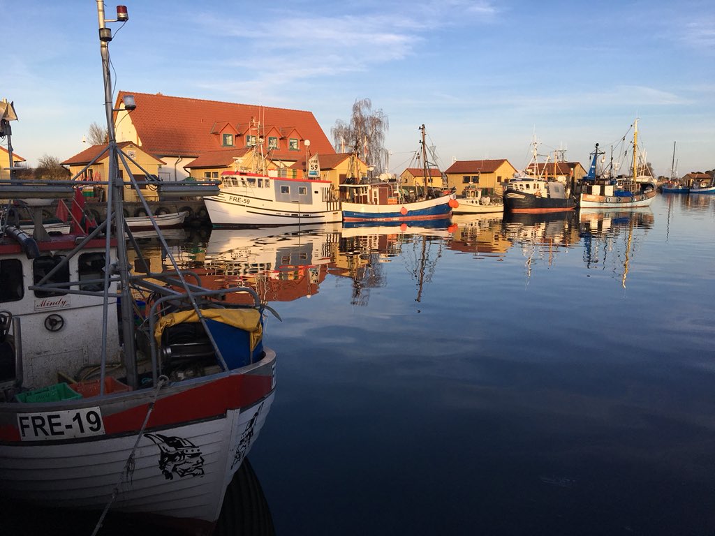 SeebadLubmin's tweet photo. Besuch im Nachbarort Freest #Frühling #fischerboote #Sonne #Hafen #Greifswalderbodden https://t.co/kxLcL55wMe