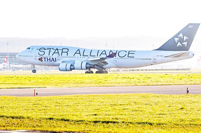 lszh_avspotter's tweet photo. Thai Airways (Star Alliance Livery) BKK - ZRH
Boeing 747-4D7
#TG970
#THAI970
#Thai
#ThaiAirways
#ThaiAirwaysStarAlliance
#StarAlliance
#StarAllianceLivery
#zrhplanes
#lszhplanespotting
#lszhplanes
#lszhspotter
#photooftheday
#zrh
#Queen
#Queenoftheskies… https://t.co/h5VQQ0i5sV https://t.co/bTdNf0vBgp