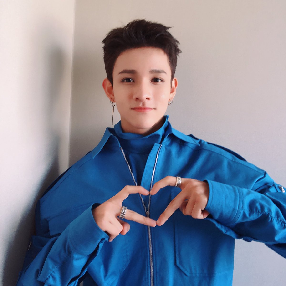 bravepunch_'s tweet photo. 180407 #음악중심 무대 완료!❤️
오늘도 어마어마한 사랑을 준 우리 가넷 너무 고마워요!💎 가넷이 많이 응원해주니까 저도 내일 더더 멋진 무대 보여주기 위해 노력 많이 할게요! 내일 봐요☺️
#사무엘 #Samuel #가넷 #Garnet #ONE https://t.co/1YN5cmlTpO